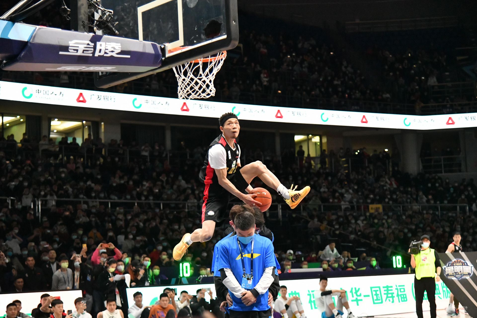 足球一直是 足球一直是