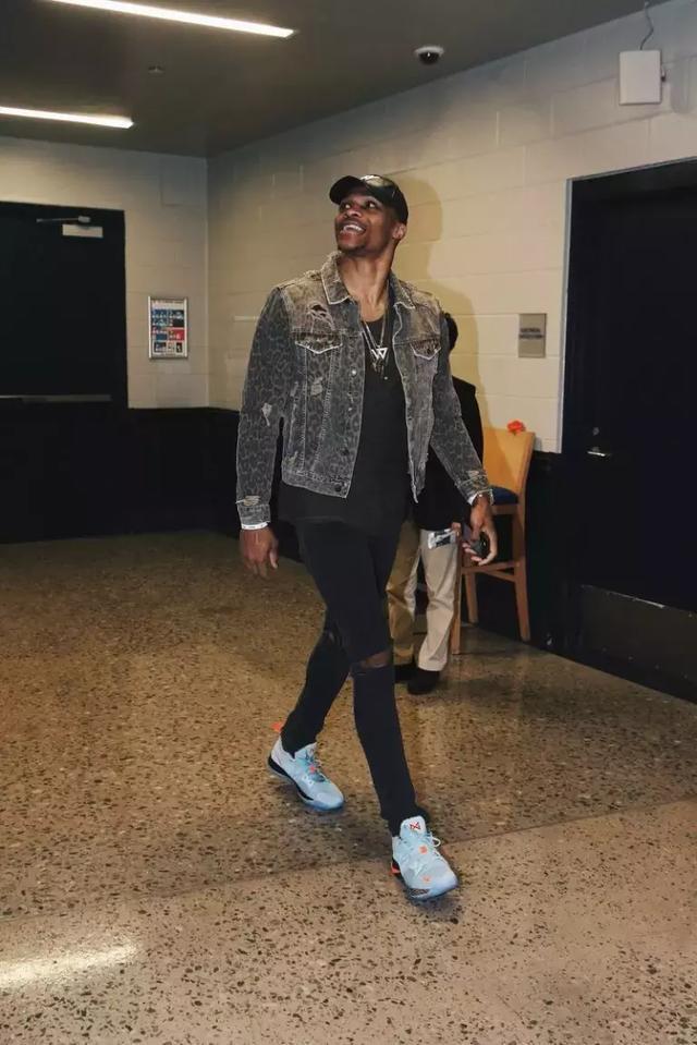 TES发布“谁是卧底”视频！Bin碰拳不弯腰原因曝光：命太硬学不会