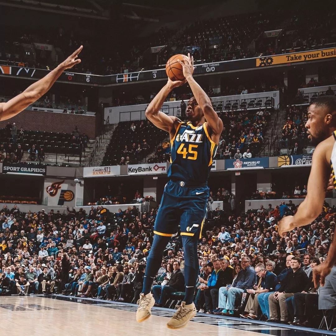 [NBA]范弗里特三分打铁 亚当斯飞身补扣得手